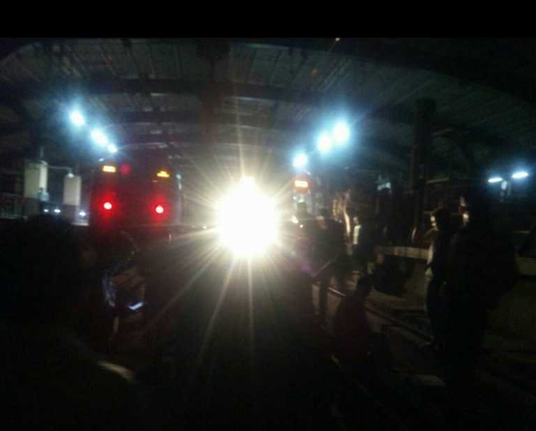 Delhi Metro | CISF staffs beat Station Manager, Metro employees stop train at Dwarka Sec 21
