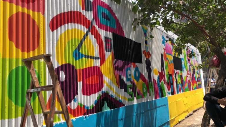 Mumbaikars create longest art wall to mark 4ys completion of Mumbai Metro