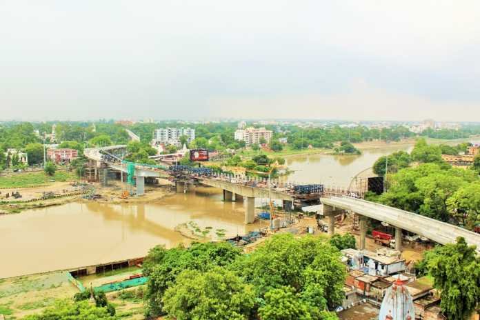 Ongoing construction work at Gomti Bridge