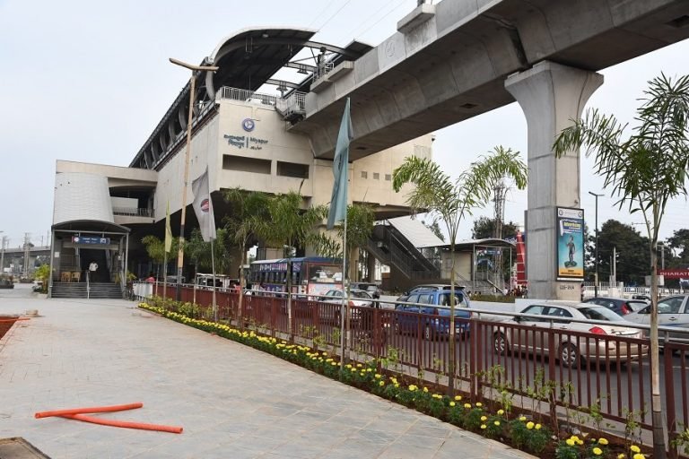 HMRL MD NVS Reddy inspects Miyapur Metro station