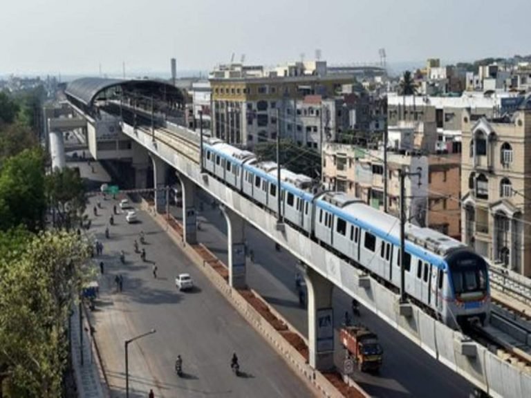 Overhead power line snag hits metro rail operations