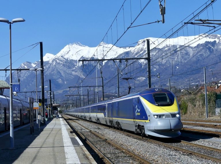 Thousands trapped in train as electrical problem erupts