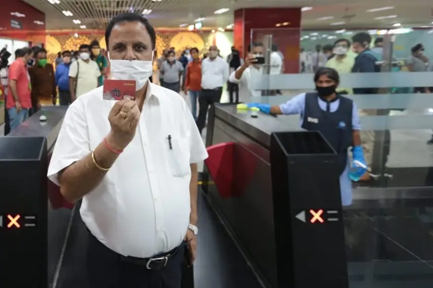 Lucknow Metro MD with GoSmart Card edited
