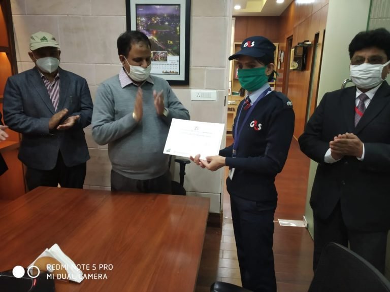 UPMRC MD Kumar Keshav Felicitates Best Performing Security Guard, TOM Operator & House Keeping Staff For Commendable Works