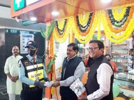 HMRL-in-partnership-with-Dawaa-Dost-launched-medical-shops-selling-generic-medicines-for-passengers_1