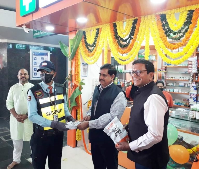 HMRL in partnership with Dawaa Dost launched medical shops selling generic medicines for passengers