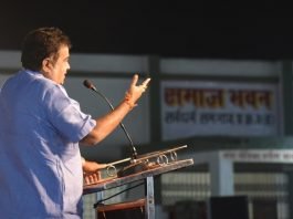 Nitin Gadkari Speaking in front of Audience