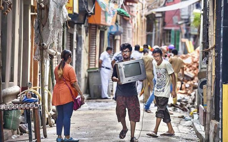 KMRC starts fixing steel props for cracked building in Bowbazar’s Madan Dutta Lane