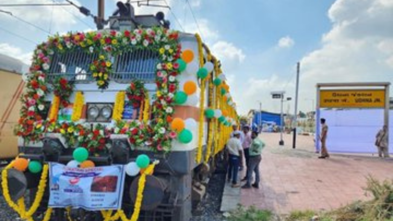 Darshana Jardosh flags off superfast train from Udhna to Banaras