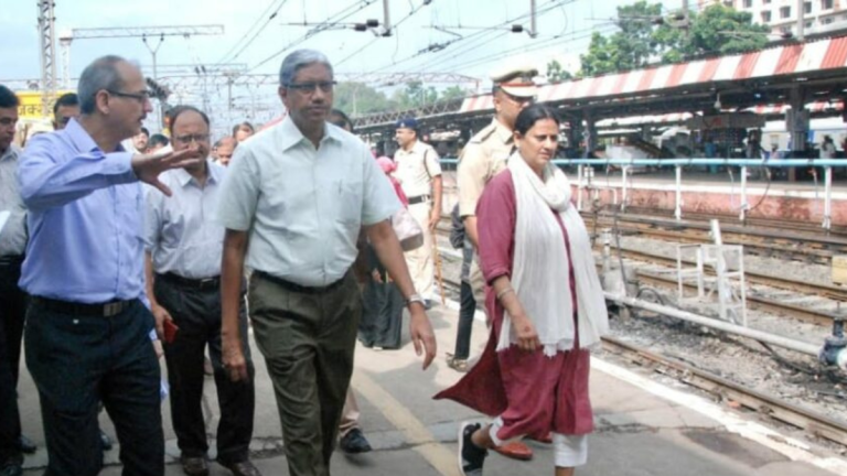 General Manager Central Railway inspected Pune Railway Station and Reviewed the Developmental Works