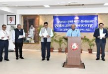 Vigilance Awareness Week commences across Indian Railways Shri S.K.Mohanty, Member (Operations & Business Development), Railway Board, administering the Vigilance Oath to Railway Board Officers and Staff