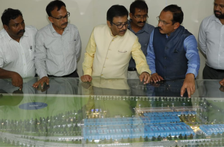 Shri Arun Kumar Jain, General Manager, SCR reviewing 3D model of Railway Manufacturing Unit at Kazipet.