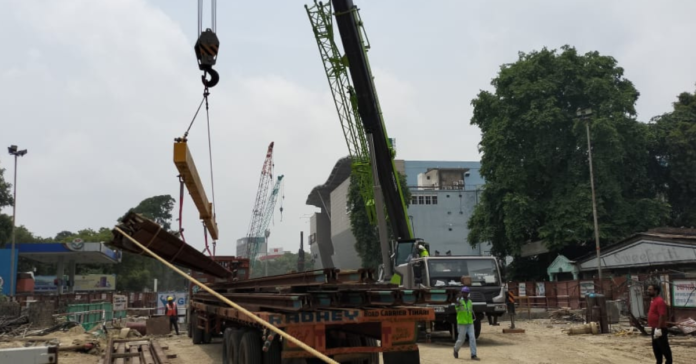 The process of lowering the rail commenced at under construction Bada Chauraha underground station of the Chunniganj-Nayaganj underground section.