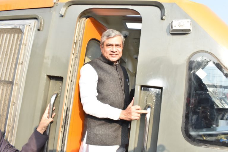 Shri Ashwini Vaishnaw, Minister of Railways inspects Amrit Bharat trains Rake at New Delhi Station