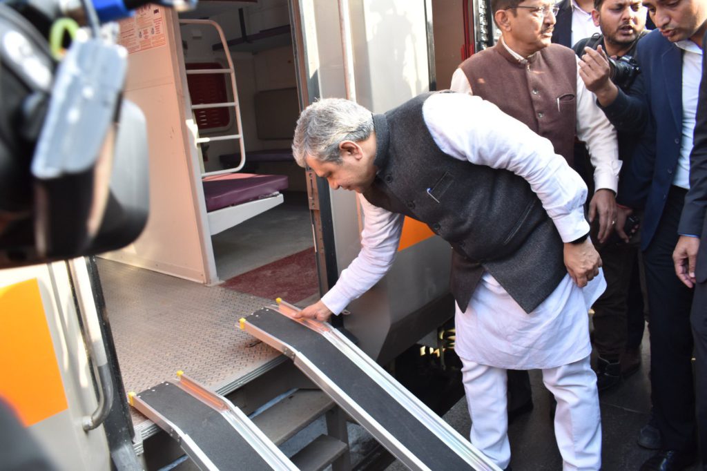 Shri Ashwini Vaishnaw inspected the Amrit Bharat train rake at New Delhi railway station