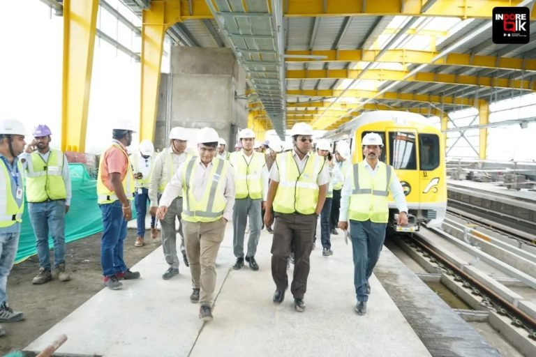 MPMRCL MD Inspects Indore Metro from SC-03 to Gandhi Nagar Depot 