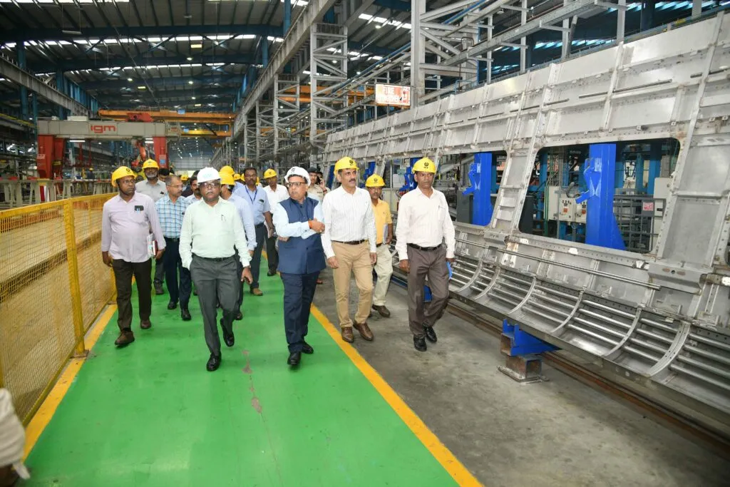 Railway Board Member Shri Braj Mohan Agrawal Assesses Vande Bharat and Hydrogen Train Manufacturing at Chennai’s ICF 2 Gb8HhHnbYAAm7Pq