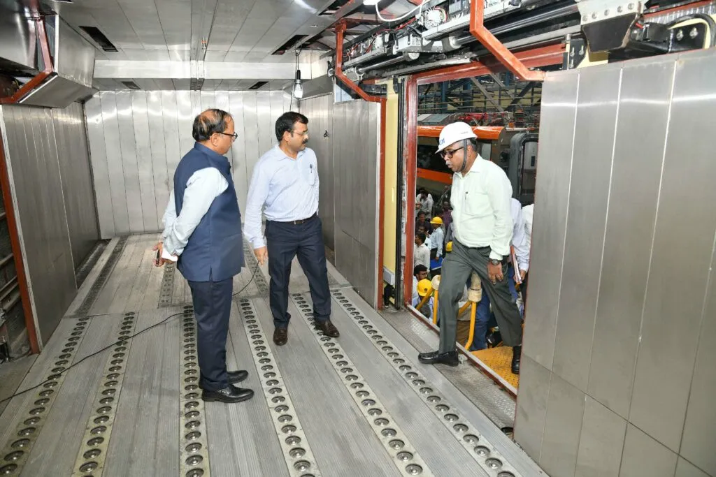 Railway Board Member Shri Braj Mohan Agrawal Assesses Vande Bharat and Hydrogen Train Manufacturing at Chennai’s ICF 3 Gb8HhHqbwAAZP5J