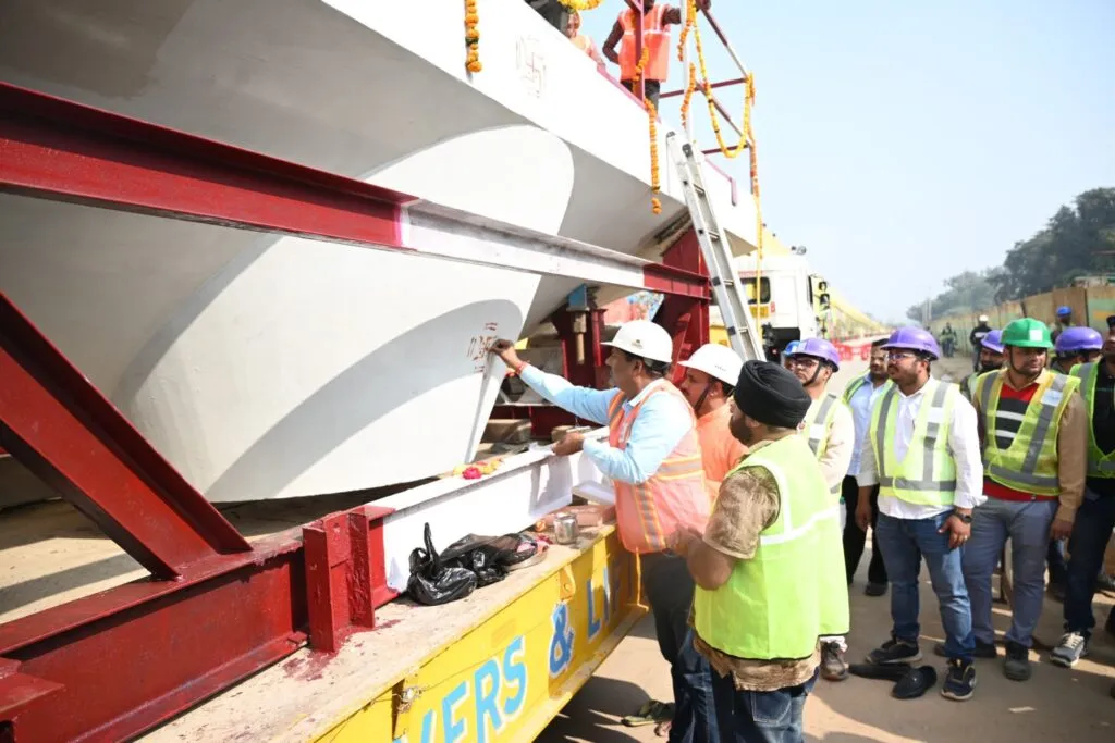 Agra Metro Advances with Placement Of First Pier Cap In ISBT-Sikandra Section of Line 1 3 agra metro