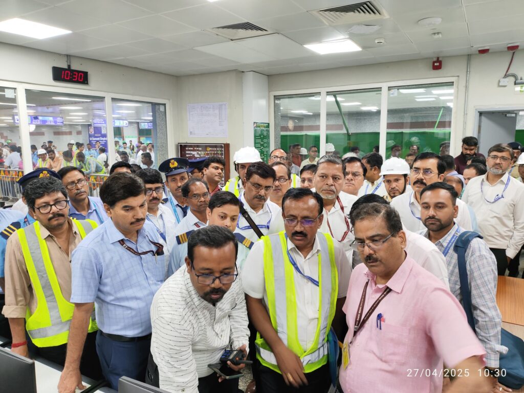 Kolkata Metro: CRS Inspects Sealdah-Esplanade stretch of the Green line 2 GpjRyHPbQAAOSTC