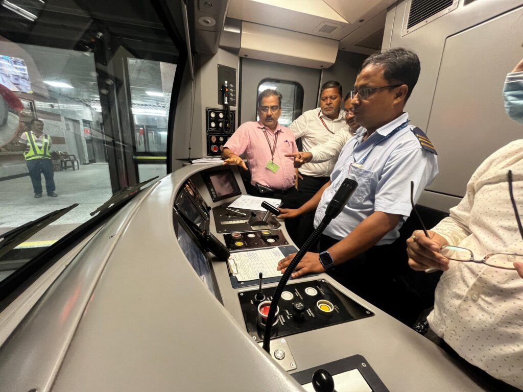 Kolkata Metro: CRS Inspects Sealdah-Esplanade stretch of the Green line 3 GpjRyfQbEAAXu3O
