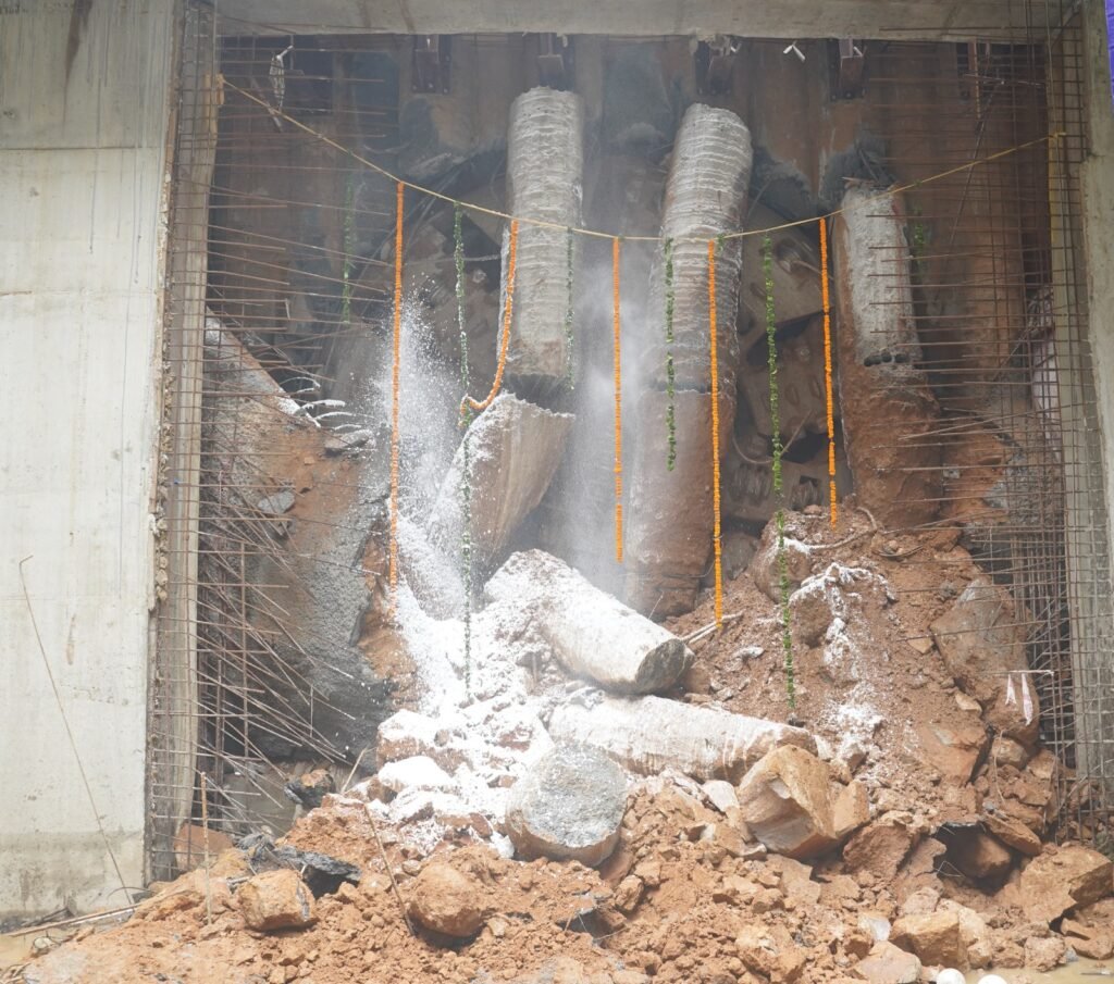 Delhi Metro Phase 4: Tunnel Breakthrough Achieved at Vasant Kunj Station of Golden Line 1 GuSJaegXYAAENmv