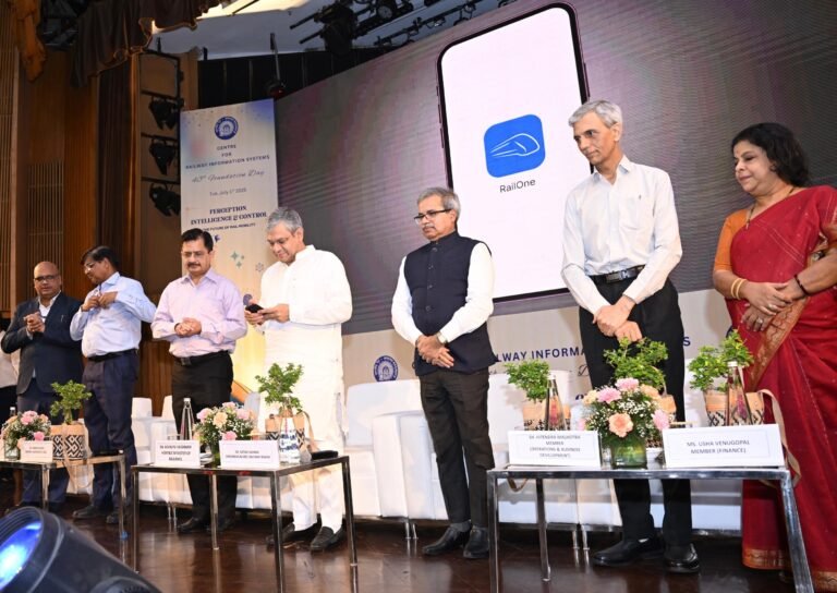 Shri Ashwini Vaishnaw Unveils RailOne App to Ease Passenger Convenience 