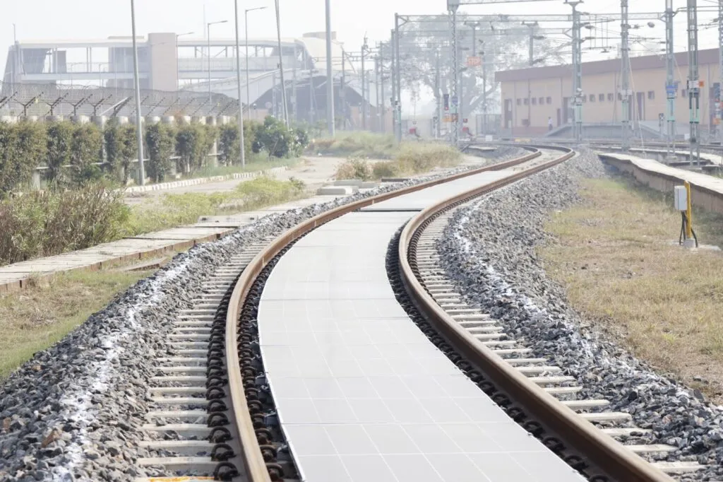 Delhi Meerut RRTS: NCRTC Implements ‘Solar on Track’ Project at Duhai Depot 2 G5jhMhraMAAEVUy
