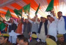 Railway Minister Launches 2 New MEMU Services Between Delhi and Shamli Railway Minister Ashwini Vaishnaw flagged off two new MEMU services .
