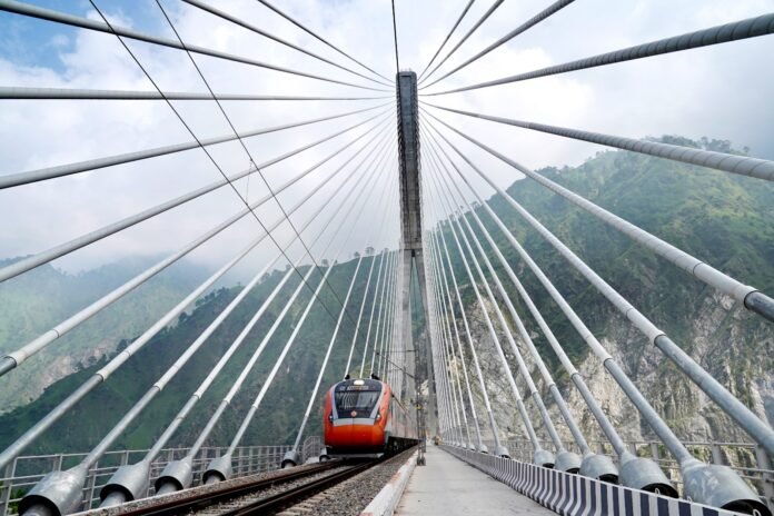 HE-wcopbMAAirTi Vande Bharat Train