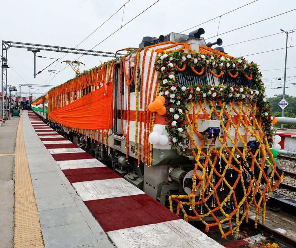 Ashwini Vaishnaw & Uttarakhand CM flags Off new Ramnagar Dehradun Express